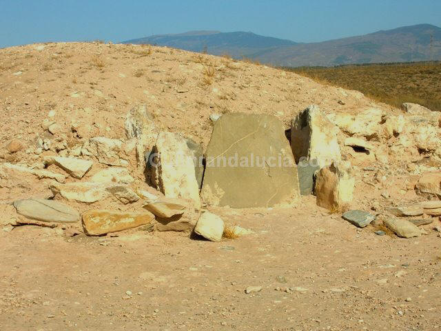 Puerta de entrada al tholos sellada con una laja de piedra.