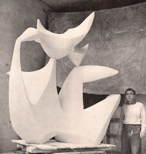El escultor junto a una de sus obras
