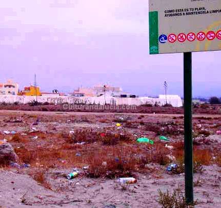 Cabo de Gata.Vertidos de basuras en el Parque Natural.Foto de Cristobal Garca