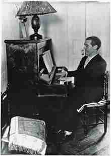 Federico Garca Lorca tocando el piano en su casa de la Huerta de San Vicente. Granada,1935.