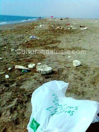 Basura en las playas de Cabo de Gata. Foto de Cristobal Garca