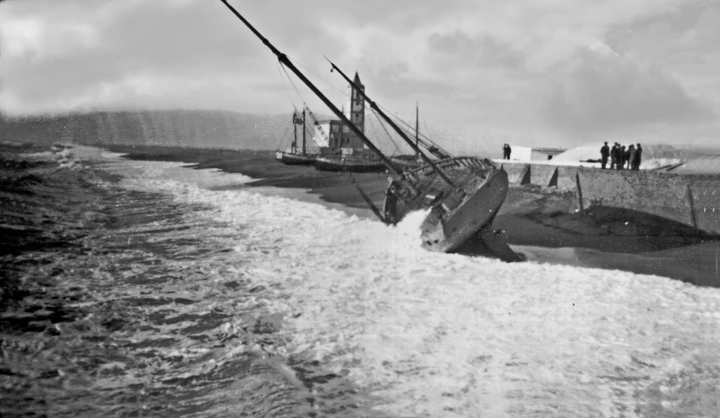 Barca de vela para el transporte de la sal en espera para ser reparada en los astilleros. 