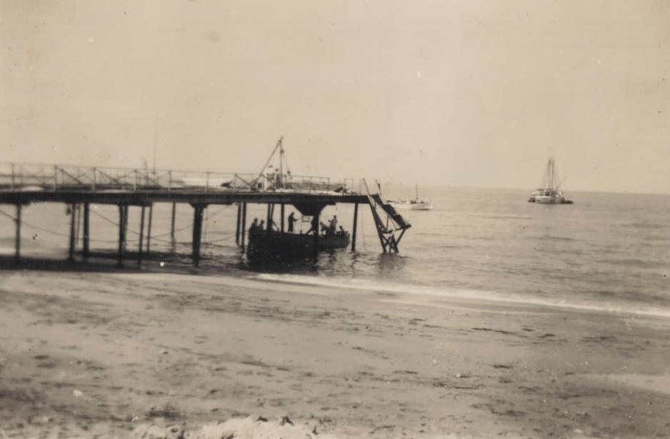 Muelle del embarcadero. Las tolvas descargan la sal en una barca para transportarla a su punto de destino.