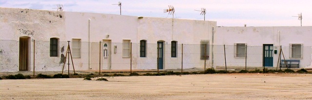 Las viviendas respondan al patrn de las casas sociales  "ventana-puerta-ventana" de la Almera industrial