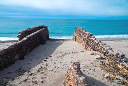 Antiguas estructuras del muelle en las salinas de Cabo de Gata