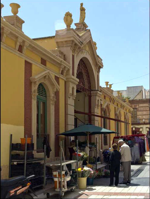 Fachada principal.Puerta con arco de medio punto y frontispicio de portal.