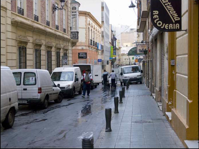 Aspecto de la calle Reyes Catlicos  en horas de carga y descarga de mercancas