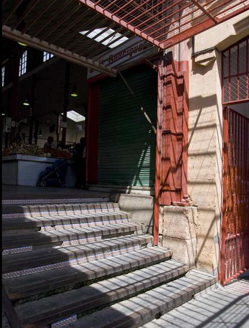 Como en otras fachadas del edificio, las escaleras salvaban los desniveles del suelo