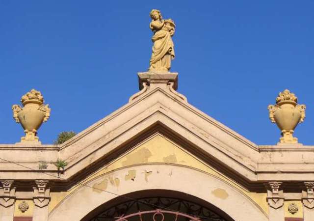 Cornisa sobre la entrada de la fachada principal, presidida por una figura femenina, alegora de la Abundancia