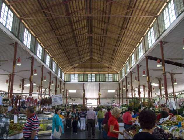 Cubierta area sobre hilera de ventanas  en el interior del mercado.