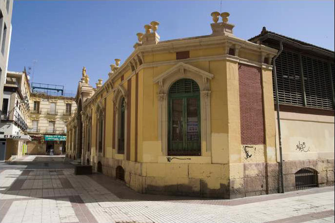 La transicin de la fachada principal a las de  sus laterales se resolva con un chafln con ventana.