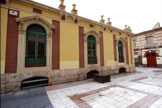 A cada lado de la puerta de entrada hay tres ventanas iguales entre s.