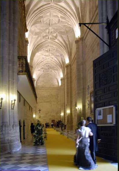 Entrada por la Puerta de los Perdones. frente a ella, muro del Trascoro.