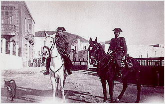 Pareja de la Guardia Civil patrullando en Carboneras (Almera,ao 1946)